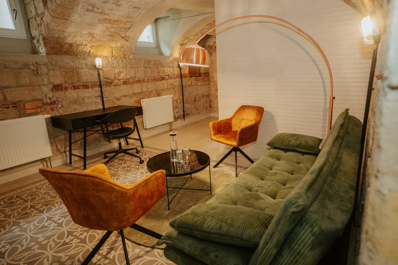 Lounge mit grünem Samtsofa und Sesseln bei M3 Dresden